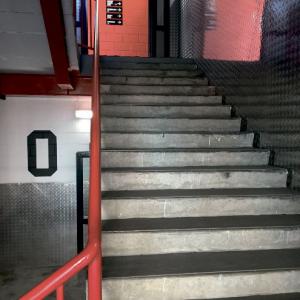 Ледовая арена “Неоплан” Отделка лестниц